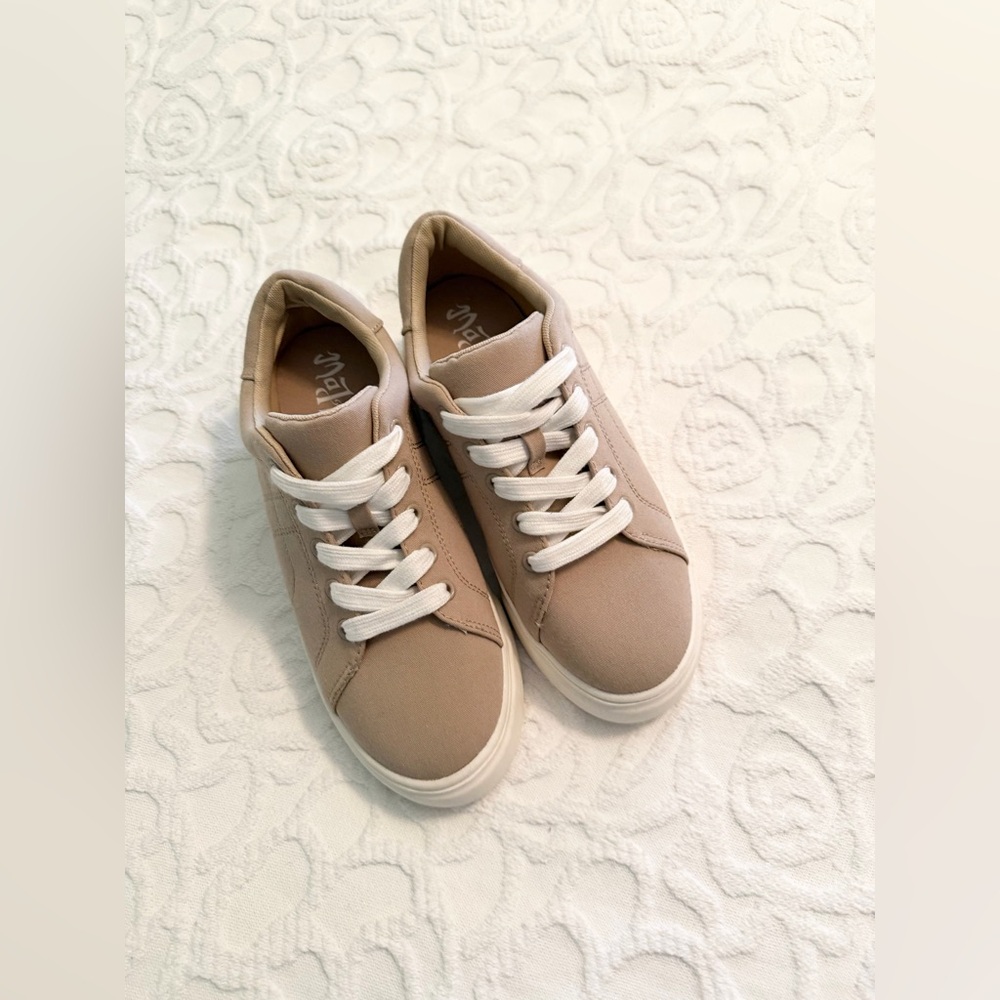 Stylish Tan Sneakers for Women